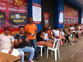 Consumidores acampam para realizar compras durante liquidação nas lojas de Maringá